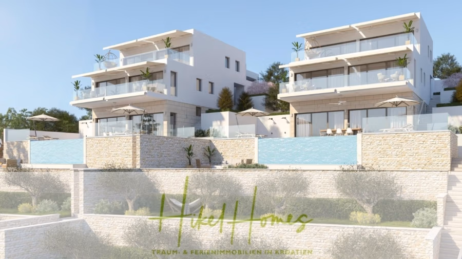 Luxus Villa Sunce / gegenüber Marina Frapa / Meerblick + direkter Meerzugang, Pool, mit 391m² WFL - Zwei moderne, weiße, mehrstöckige Gebäude mit großen Balkonen blicken auf eine Terrasse mit Steinmauern. Der Bereich verfügt über Glasgeländer, Sitzgelegenheiten im Freien und viel Grün. Unten ist das Logo „High Homes“ zu sehen. (42018)