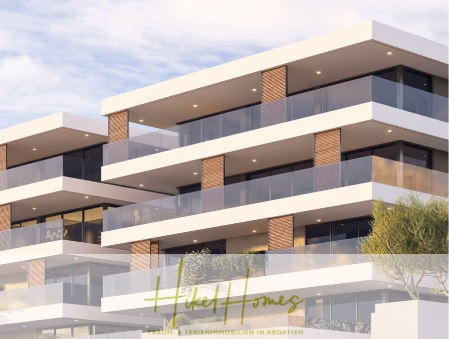 1. Reihe hochwertige Neubau-Meerblick Wohnung mit 2 SZ, Terrasse und Gemeinschaftspool (S1B) - Modernes, mehrstöckiges Wohnhaus mit großen Glasbalkonen. Die Fassade besticht durch einen Mix aus weißen Oberflächen und Holzakzenten. Das Gebäude steht vor einem leicht bewölkten Himmel. Unten sind „Hikel Homes“ und ein deutscher Text zu sehen. (42678)
