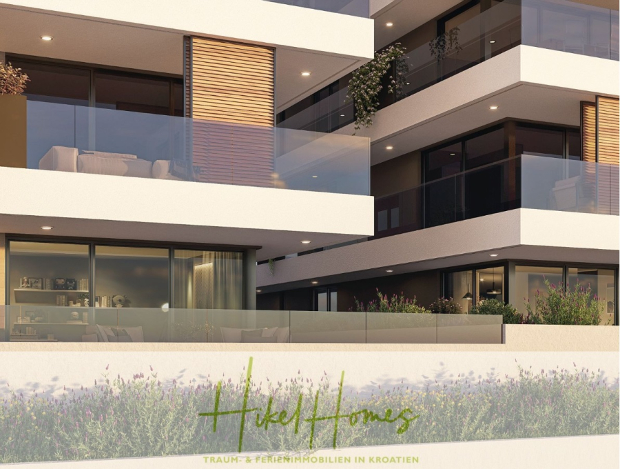 1. Reihe hochwertige Neubau-Meerblick Wohnung mit 2 SZ, Terrasse und Gemeinschaftspool (S1B) - Modernes Mehrfamilienhaus mit Glasbalkonen und großen Fenstern, mit Sitzbereichen im Freien und Topfpflanzen. Der Text am unteren Rand lautet "Hikel Homes" mit einer Blumengrafik und einem deutschen Slogan. (46136)