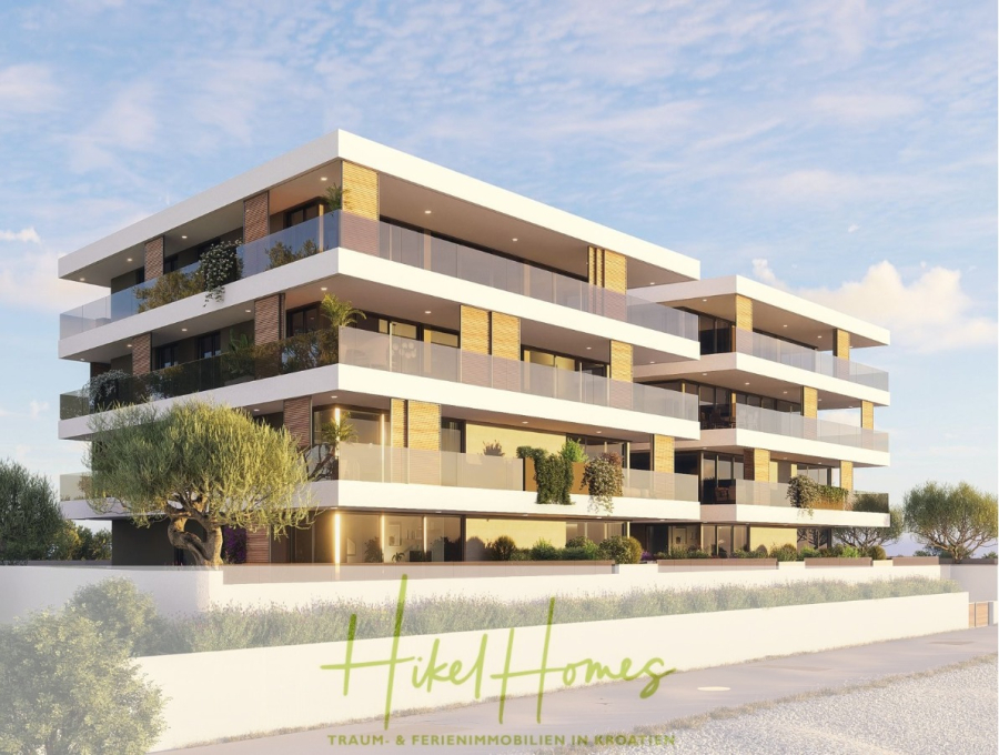 1. Reihe hochwertige Neubau-Meerblick Wohnung mit 2 SZ, Terrasse und Gemeinschaftspool (S1B) - Modernes dreistöckiges Wohngebäude mit großen Balkonen und Glasgeländern, umgeben von Grün und Bäumen, unter einem klaren Himmel. Am unteren Rand stehen "Hikel Homes" und ein Slogan über Immobilien in Kroatien. (46148)