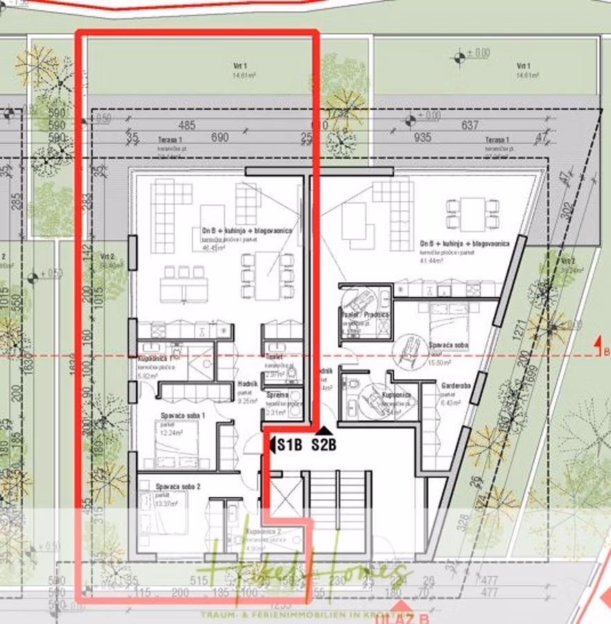 1. Reihe hochwertige Neubau-Meerblick Wohnung mit 2 SZ, Terrasse und Gemeinschaftspool (S1B) - Grundriss einer Wohnung mit rotem Rand. Sie umfasst zwei Wohnbereiche, eine Küche, ein Esszimmer, mehrere Schlafzimmer, Badezimmer, einen Flur und einen Balkon. Im Mittelteil sind Treppen und Aufzüge sichtbar. (42683)