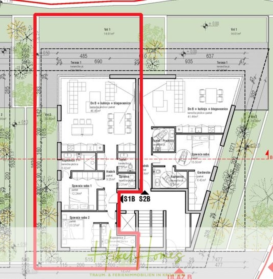 1. Reihe hochwertige Neubau-Meerblick Wohnung mit 2 SZ, Terrasse und Gemeinschaftspool (S1B) - Architektonischer Grundriss eines Gebäudes mit drei Wohnungen, der Räume, Türen, Möbel und Außenbereiche zeigt. Ein dicker roter Umriss hebt eine bestimmte Wohnung auf der linken und oberen Seite des Plans hervor. (46152)