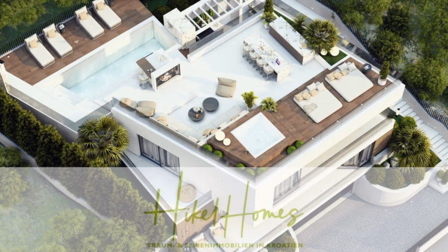 Luxus trifft Meerblick – Ein Anwesen der Extraklasse – Sofort einziehen - Luftaufnahme einer luxuriösen Dachterrasse mit Pool, Liegestühlen, Esstisch und viel Grün. Das moderne Design umfasst eine weiße Holzterrasse, umgeben von üppigen Bäumen. Ein Logo-Overlay trägt den Titel „Hikel Homes“ mit zusätzlichem deutschen Text. (43690)