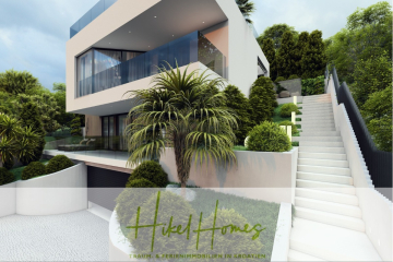 Modernes zweistöckiges Haus mit großen Glasfenstern, einer Garage, einer weißen Treppe, die an der Seite hinaufführt, und einer üppig begrünten Landschaft. "Hikel Homes: Traum- & Ferienimmobilien in Kroatien" ist am unteren Rand eingeblendet. - Luxus trifft Meerblick – Ein Anwesen der Extraklasse – Sofort einziehen