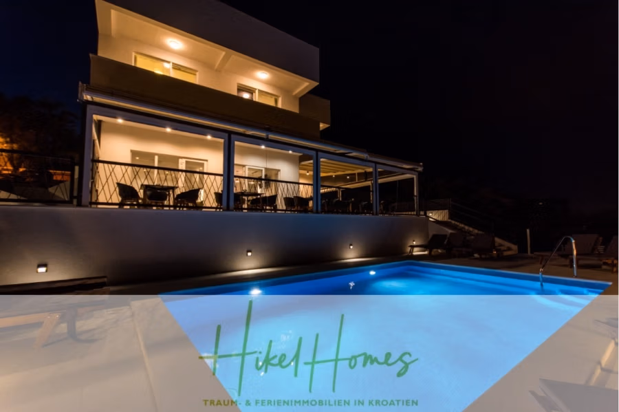 340m² Villa mit Pool auf der Insel Ciovo – vollständig möbiliert – auch Boutiquehotel möglich - Modernes Haus mit großen, beleuchteten Fenstern und einem Balkon bei Nacht mit Blick auf einen leuchtenden Swimmingpool. Die Szenerie ist friedlich und einladend, mit sichtbaren Sitzgelegenheiten im Freien. (41639)