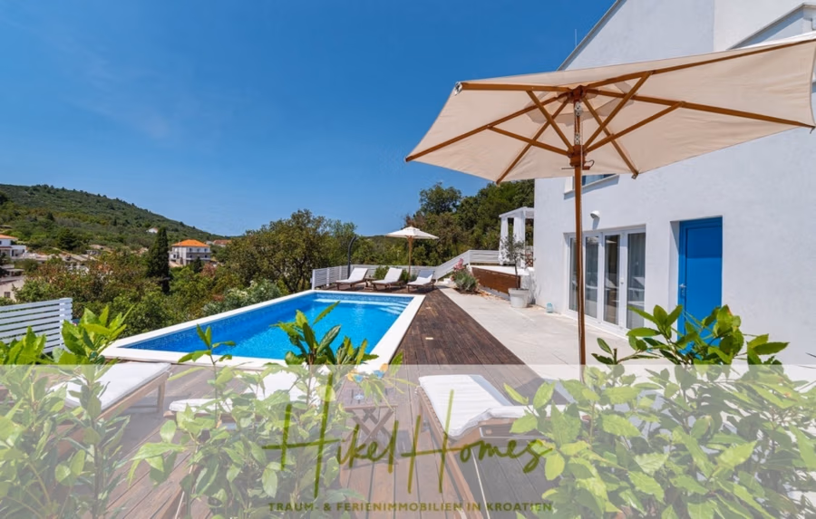 2 Meerblick Villen + freies Grundstück ideal zur Vermietungauf der Insel Dugi Otok jeweils mit Pool - Moderne Villa mit elegantem Pool und mehreren Sonnenliegen auf einer Holzterrasse. Große beige Sonnenschirme spenden Schatten. Die Villa ist von viel Grün umgeben und bietet einen Blick auf eine malerische Hügellandschaft unter strahlend blauem Himmel. Text-Overlay unten. (42892)
