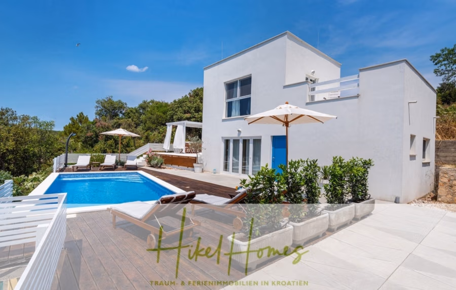 2 Meerblick Villen + freies Grundstück ideal zur Vermietungauf der Insel Dugi Otok jeweils mit Pool - Moderne weiße Villa mit Holzterrasse und Pool, umgeben von Grün. Die Terrasse ist mit Sonnenliegen und einem weißen Sonnenschirm ausgestattet. Strahlend blauer Himmel. Textüberlagerung unten: „Hikel Homes – Traum- & Ferienimmobilien in Kroatien.“. (42889)