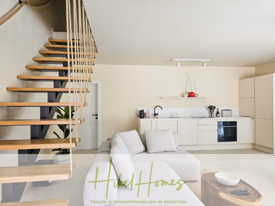 2 Meerblick Villen + freies Grundstück ideal zur Vermietungauf der Insel Dugi Otok jeweils mit Pool - Modernes Wohnzimmer mit einer freitragenden Holztreppe links, die ins Obergeschoss führt. Der Raum verfügt über ein weißes Sofa, eine minimalistische Küche mit weißen Schränken und viel Tageslicht. Die Beschriftungen unten weisen auf ein auf kroatische Ferienhäuser spezialisiertes Unternehmen hin. (42902)