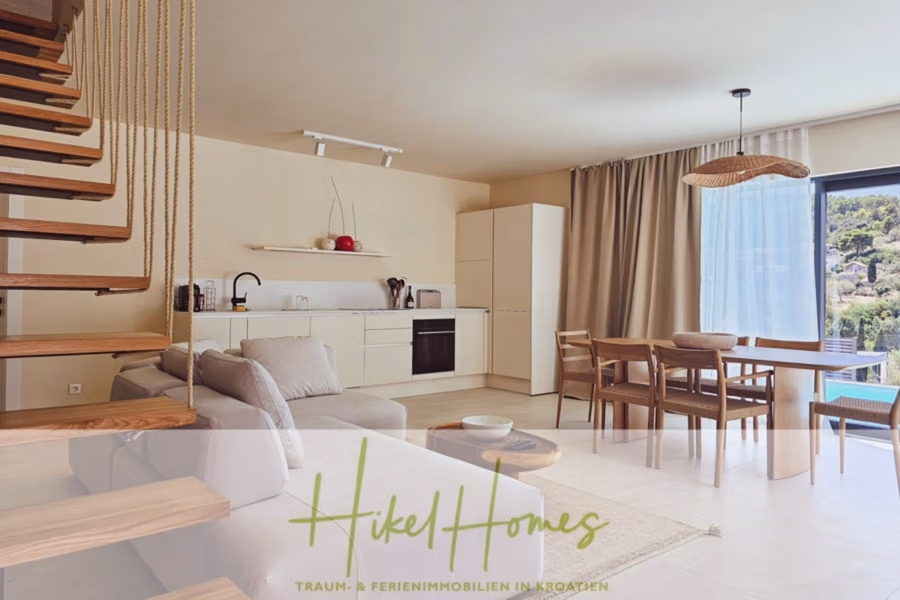 2 Meerblick Villen + freies Grundstück ideal zur Vermietungauf der Insel Dugi Otok jeweils mit Pool - Moderner Wohn- und Küchenbereich im minimalistischen Design. Links eine Holztreppe, ein beiges Sofa, ein Esstisch aus Holz und eine Küche mit weißen Schränken. Ein großes Fenster mit hellen Vorhängen bietet Blick ins Grüne. Logotext unten. (42907)