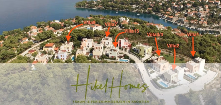 Villa im Mittelmeerstil mit 3 SZ, Pool, Dachterrasse mit Meerblick (7) - Luftaufnahme eines Küstendorfes mit mehreren Villen, beschriftet mit: Villa 1, Villa 2, Villa 3/4, Villa 7, Villa 9 und Villa 15. Das Bild zeigt das Meer, Grünflächen und Wohngebäude. Der Text lautet: „Hikel Homes: Traum- & Ferienimmobilien in Kroatien.“. (41665)