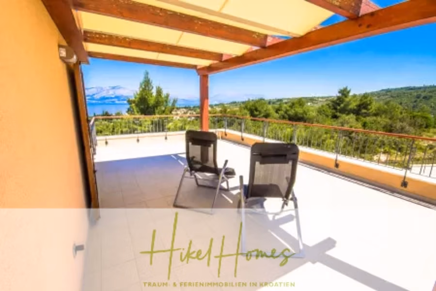 Villa im Mittelmeerstil mit 3 SZ, Pool, Dachterrasse mit Meerblick (7) - Eine großzügige Dachterrasse mit zwei Liegestühlen bietet einen herrlichen Blick auf die Landschaft. Der Bereich ist von einer Holzpergola mit Stoffdach überdacht. In der Ferne blickt man auf grüne Hügel und das Meer unter einem klaren blauen Himmel. (41658)