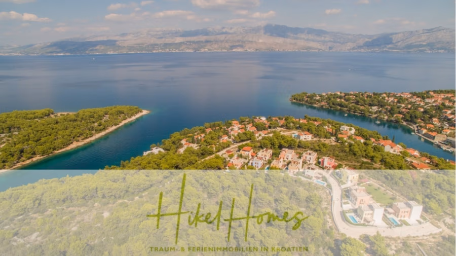 Villa im Mittelmeerstil mit 3 SZ, Pool, Dachterrasse mit Meerblick (7) - Luftaufnahme einer Küstenstadt in Kroatien, umgeben von üppigem Grün und dem Meer. Häuser und enge Gassen sind sichtbar. Der Himmel ist teilweise bewölkt. Text: „Hikel Homes: Traum- & Ferienimmobilien in Kroatien.“. (41664)