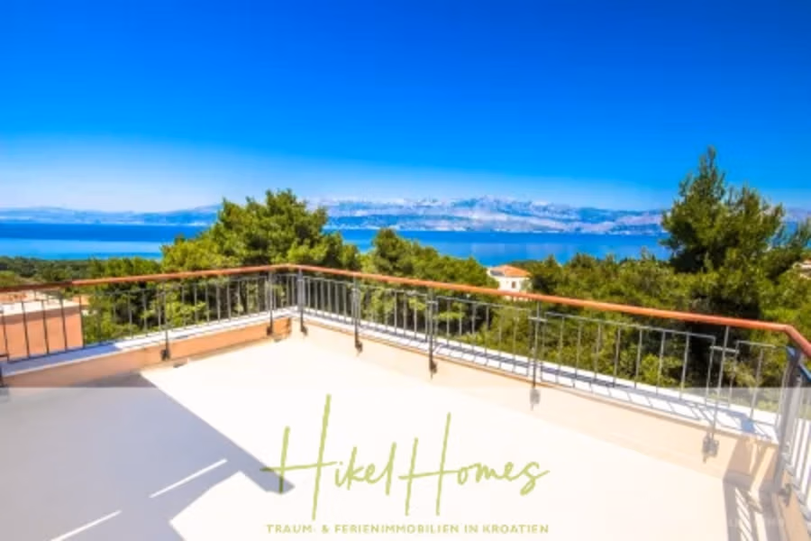Villa im Mittelmeerstil mit 3 SZ, Pool, Dachterrasse mit Meerblick (7) - Großzügige Terrasse mit Metallgeländer und Blick auf üppig grüne Bäume und die malerische Küste. Klarer blauer Himmel und ruhiges Meer erstrecken sich bis zum Horizont. Der Text unten lautet „Hikel Homes“ und „Traum & Ferienimmobilien in Kroatien“. (41659)