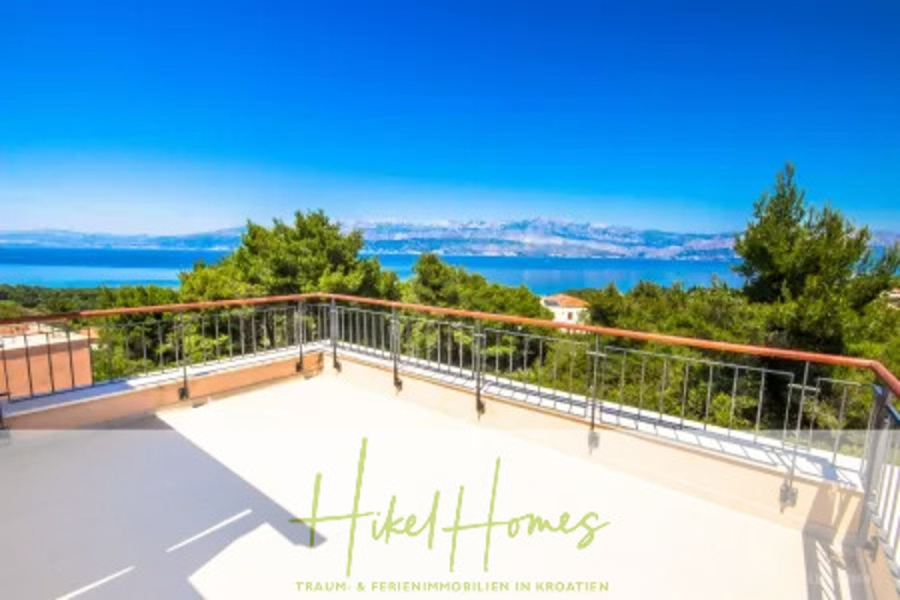 Villa im Mittelmeerstil mit 3 SZ, Pool, Dachterrasse mit Meerblick (7) - Sonnige Terrasse mit einem Metallgeländer mit Blick auf grüne Bäume und ein atemberaubendes blaues Meer, mit fernen Bergen unter einem klaren, strahlend blauen Himmel. Unten stehen "Hikel Homes" und ein Text in deutscher Sprache. (44831)