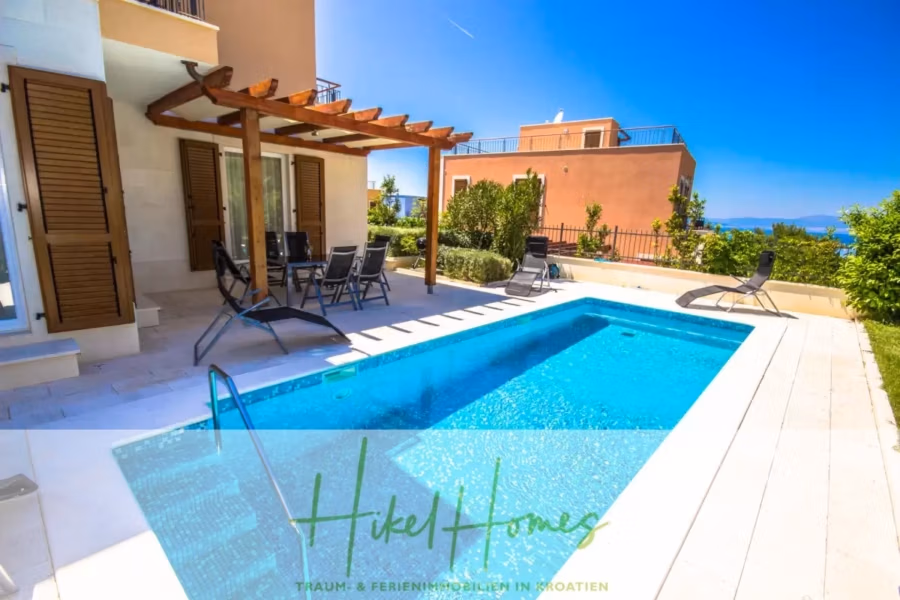 Villa im Mittelmeerstil mit 3 SZ, Pool, Dachterrasse mit Meerblick (7) - Außenansicht einer modernen Villa mit kleinem Swimmingpool, umgeben von Gartenstühlen. Auf der Terrasse befindet sich eine Holzpergola mit Essmöbeln. Im Hintergrund sind klarer Himmel und entfernte Gebäude zu sehen. (41657)