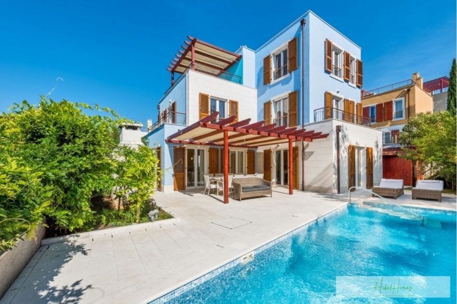 Großzügige Villa im Mittelmeerstil mit 3 SZ, Pool, Dachterrasse mit Meerblick - www.hikelhomes.de