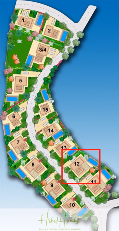 Großzügige Villa im Mittelmeerstil mit 3 SZ, Pool, Dachterrasse mit Meerblick (12) - Illustrierter Plan einer Wohnanlage mit nummerierten Grundstücken entlang gewundener Straßen, umgeben von Grünflächen und Wasser. Grundstück 12 ist unten in der Mitte rot markiert. Weiße Straßen schlängeln sich durch die Anlage. (42184)