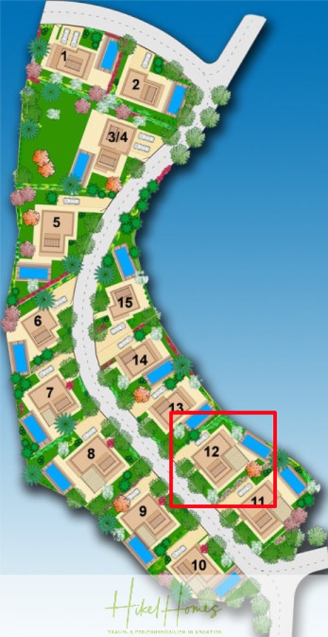 Großzügige Villa im Mittelmeerstil mit 3 SZ, Pool, Dachterrasse mit Meerblick (12) - Eine bunte Karte eines Strandgrundstücks mit 12 nummerierten Villen, jede mit einem Pool. Villa 12 ist durch einen roten Kasten hervorgehoben. Eine Straße führt durch das Grundstück, und die Gebäude sind von Grünflächen umgeben. (45911)