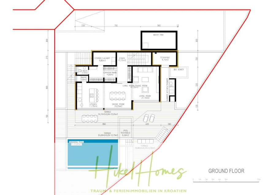 Luxus Villa Bettina – Blick auf Strand, Bucht und Meer / 3 Schlafzimmer / 3 Bäder - Architektonischer Grundriss des Erdgeschosses eines modernen Hauses mit beschrifteten Räumen, Terrasse, Swimmingpool und Wegen; die umliegenden Grundstücksgrenzen sind rot hervorgehoben. Der Schriftzug "Hike Homes" befindet sich am unteren Rand. (46051)