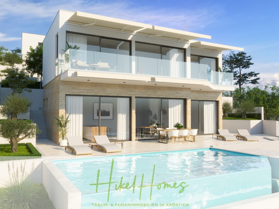 Luxus Villa Bettina – Blick auf Strand, Bucht und Meer / 3 Schlafzimmer / 3 Bäder - Moderne zweistöckige Villa mit großen Glasfenstern, geräumigen Balkonen, Liegestühlen und einem Swimmingpool vor dem Haus. Umgeben von Grün unter einem klaren Himmel. Der Schriftzug "Hikel Homes" und der Slogan sind am unteren Rand sichtbar. (46047)