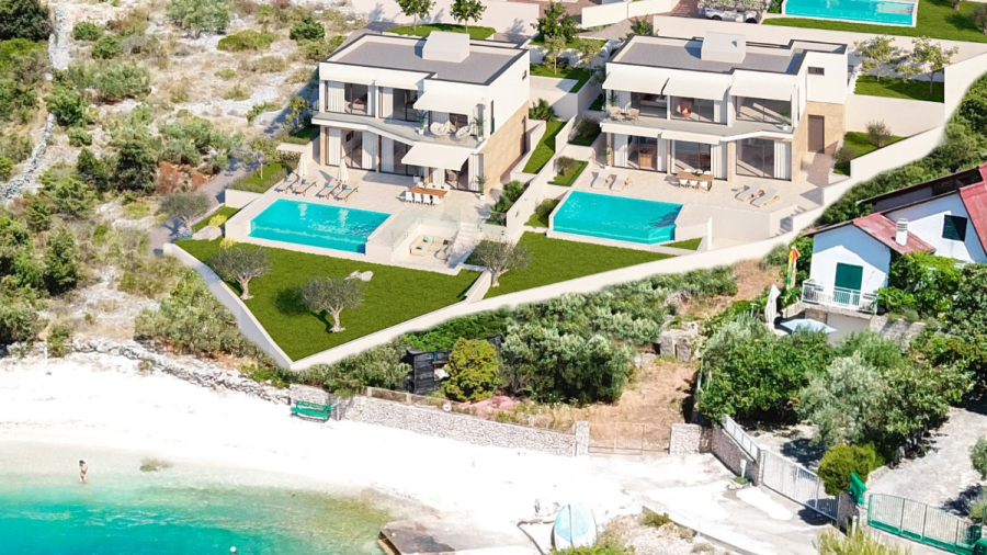 Luxus Villa Bettina – Blick auf Strand, Bucht und Meer / 3 Schlafzimmer / 3 Bäder - Luftaufnahme von zwei modernen Villen mit privaten Pools und Sonnenliegen, umgeben von Grün und einem Sandstrand mit türkisfarbenem Wasser in der Nähe. Eine Person steht allein im seichten Wasser. (46045)