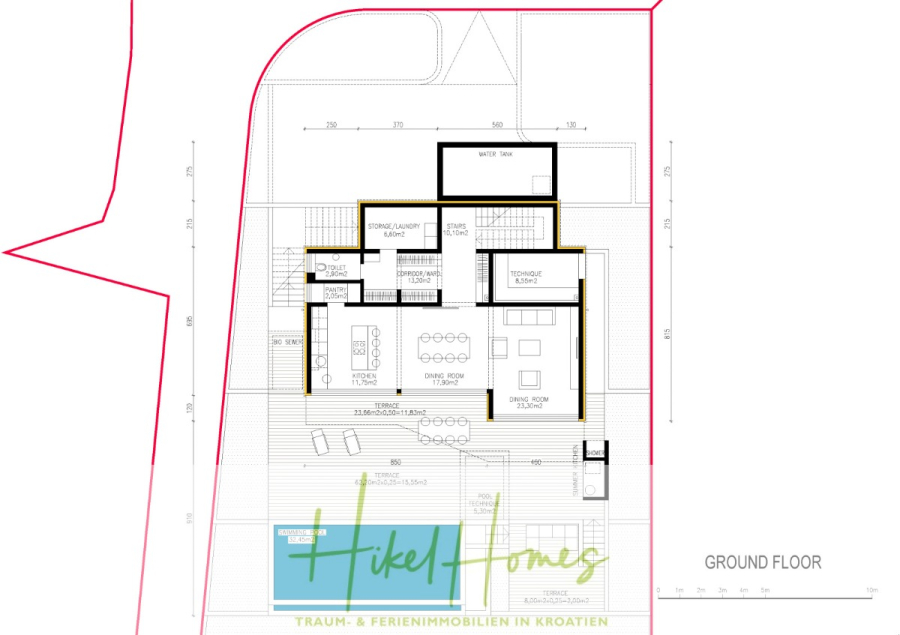 Villa Anastasia (1.Reihe) – Neubauvilla – direkt am Strand in wunderbarer Bucht - Architektonischer Grundriss eines Erdgeschosses mit beschrifteten Räumen, einschließlich Küche, Abstellraum, Bad und Wohnbereich. Der Außenpool und die Terrassenmöbel sind am unteren Rand abgebildet. Das "Hikel Homes"-Logo ist am unteren Rand eingeblendet. (46103)