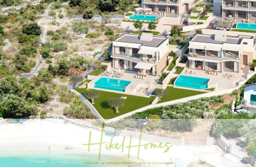Luftaufnahme von modernen Villen mit privaten Pools in der Nähe eines Sandstrandes und türkisfarbenem Meer in Kroatien, umgeben von viel Grün. Am unteren Rand steht "Hikel Homes Traum- & Ferienimmobilien in Kroatien". - Villa Anastasia (1.Reihe) – Neubauvilla – direkt am Strand in wunderbarer Bucht