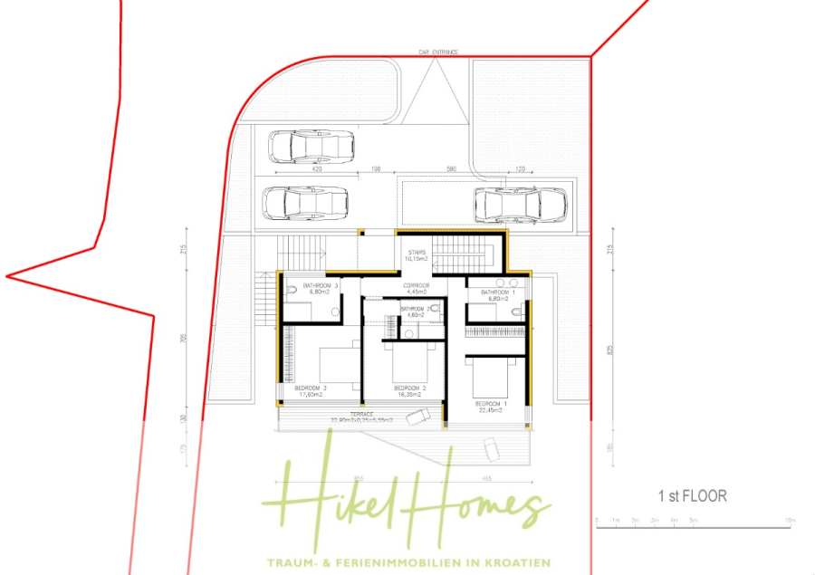 Villa Anastasia (1.Reihe) – Neubauvilla – direkt am Strand in wunderbarer Bucht - Architektonischer Grundriss, der ein Haus mit drei Schlafzimmern, zwei Bädern, einem Wohnbereich und einer Küche zeigt. Drei Autos sind draußen geparkt. "Hikel Homes" und deutscher Text erscheinen am unteren Rand. (46105)