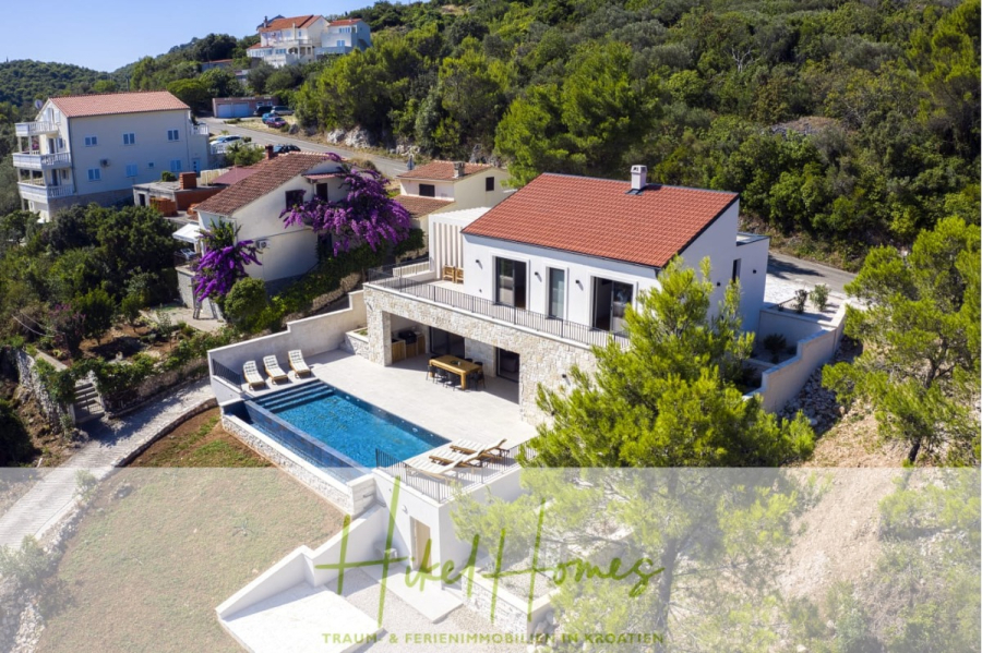 Moderne Meerblick Villa mit Infinity-Pool, Bootsanleger, 100m zum Meer - Eine moderne weiße Villa mit rotem Ziegeldach, privatem Pool und großzügiger Terrasse liegt umgeben von Bäumen und anderen Häusern an einem Hang. Das "Hike Homes"-Logo ist am unteren Rand des Bildes zu sehen. (44458)