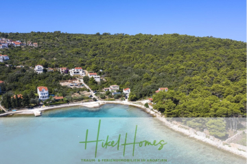 Ein Küstendorf in Kroatien mit Häusern entlang eines bewaldeten Hangs, der an klares türkisfarbenes Wasser unter blauem Himmel grenzt. Der Text "Hikel Homes Traum- & Ferienimmobilien in Kroatien" überlagert das Bild. - Moderne Meerblick Villa mit Infinity-Pool, Bootsanleger, 100m zum Meer