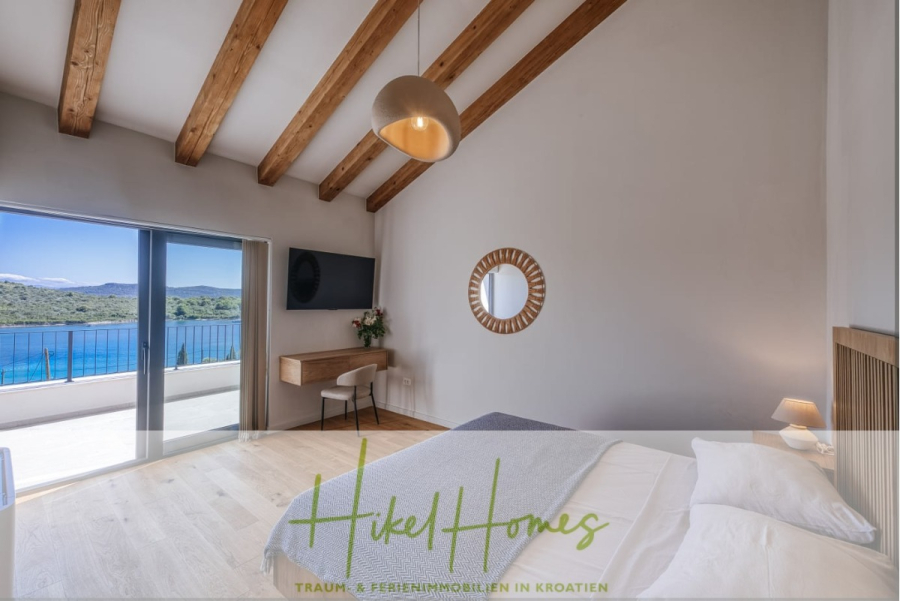 Moderne Meerblick Villa mit Infinity-Pool, Bootsanleger, 100m zum Meer - Ein modernes Schlafzimmer mit einer Holzdecke, großen Glastüren, die auf einen Balkon mit Seeblick führen, einem Bett, einem runden Spiegel, einem Schreibtisch und einem Fernseher. Der Text am unteren Rand lautet "Hike Homes: Traum Ferienimmobilien in Kroatien. (44446)
