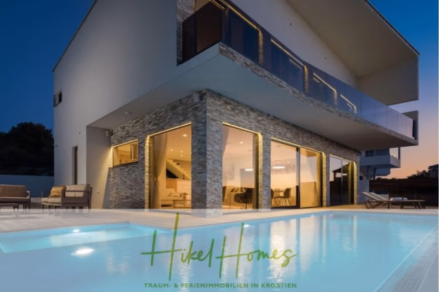 Seeview 2 von 3 | Möbilierte Luxus-Meerblick Villa mit 4 SZ, Pool, Sauna, Fitness, Jacuzzi, - Modernes zweistöckiges Haus mit großen Glasfenstern, Balkon und Steinakzenten, neben einem Swimmingpool im Abendlicht. Unten ist das Logo „Hikel Homes“ eingeblendet, mit einem deutschen Text über Traum- und Ferienimmobilien in Kroatien. (41745)