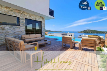 Moderne Außenterrasse mit beigen Sitzgelegenheiten, Holzdeck und einem kleinen Pool mit Blick auf das Meer und die fernen Hügel unter einem klaren blauen Himmel. In den oberen Ecken befinden sich Logos für "Safe stay in Croatia" und "Safe travels". - Seeview 2 von 3 | Möbilierte Luxus-Meerblick Villa mit 4 SZ, Pool, Sauna, Fitness, Jacuzzi,