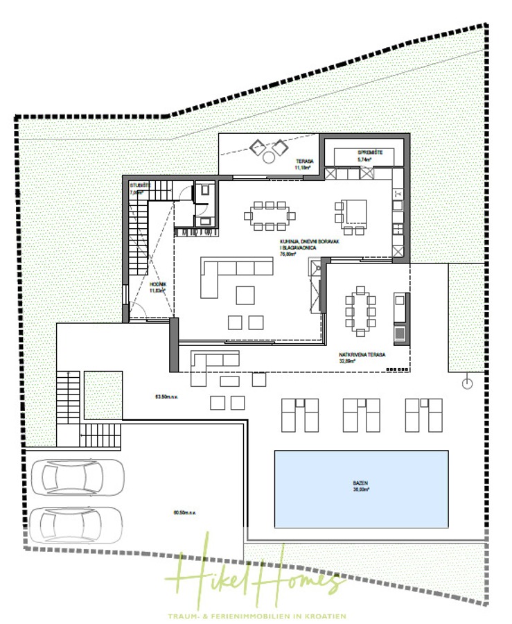 Meerblick – Schlüsselfertige Villa Princ in Seget Vranijca – modernste Technik – 3 SZ - Schwarzer und weißer Grundriss eines modernen Hauses mit Wohn- und Essbereich, Küche, großer Außenterrasse, Pool, Garage mit zwei Autos, beschrifteten Räumen und einer Treppe, die in ein anderes Stockwerk führt. Deutscher Text und Logo am unteren Rand. (45490)