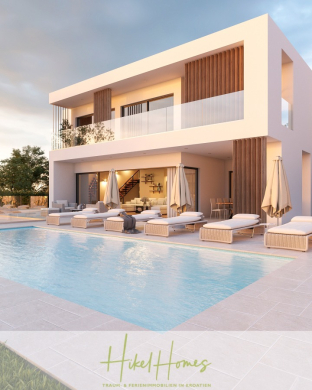 Moderne zweistöckige Villa mit großen Fenstern, Liegestühlen am Pool, Sonnenschirmen und einem Außenschwimmbad. Das Haus hat ein minimalistisches Design mit klaren Linien und ist von Grünflächen umgeben. Das Logo "Hikel Homes" befindet sich am Boden. - Meerblick – Schlüsselfertige Villa Princ in Seget Vranijca – modernste Technik – 3 SZ