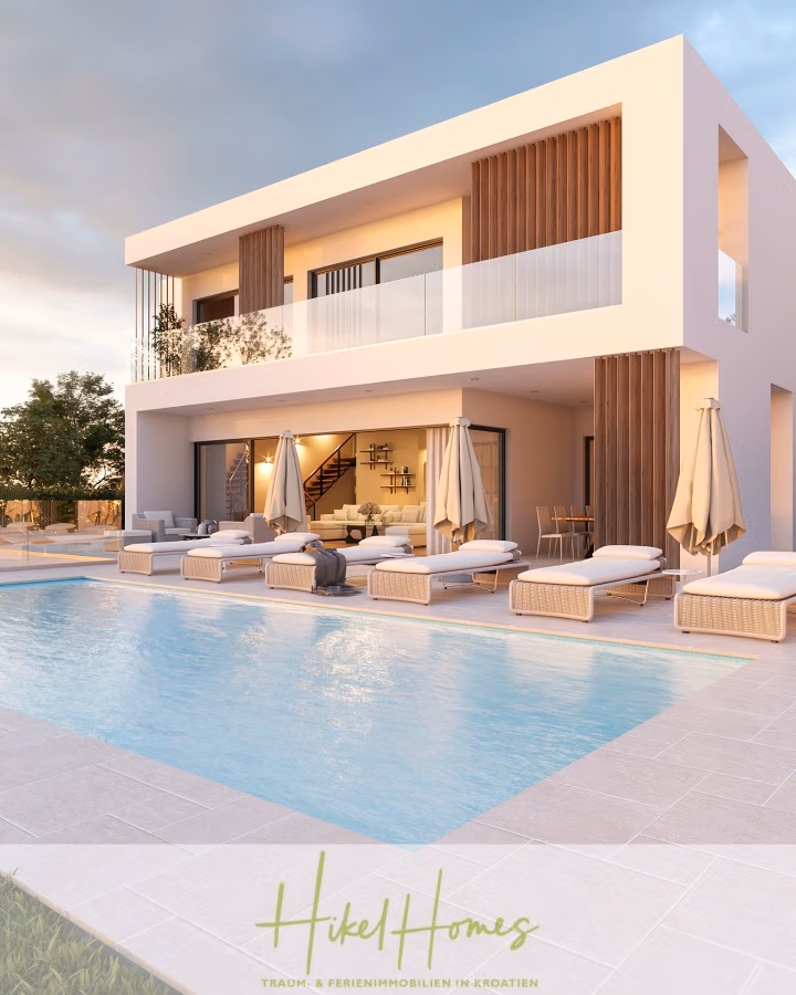 Meerblick – Schlüsselfertige Villa Princ in Seget Vranijca – modernste Technik – 3 SZ - Modernes zweistöckiges Haus mit Flachdach, großen Fenstern und minimalistischem Design. Die Außenfassade ist weiß mit Holzakzenten. Ein Swimmingpool ist von Liegestühlen und Sonnenschirmen auf einer Terrasse umgeben, im Hintergrund Bäume und ein Sonnenuntergangshimmel. (41996)