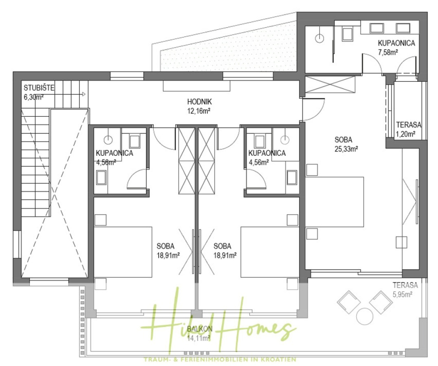 Meerblick – Schlüsselfertige Villa Princ in Seget Vranijca – modernste Technik – 3 SZ - Schwarz-weißer Grundriss einer Wohnung mit zwei Schlafzimmern, zwei Bädern, einem Flur, einem Wohnbereich, einem Balkon und zwei Terrassen. Möbel und Raumgrößen sind in kroatischer Sprache beschriftet. (45494)