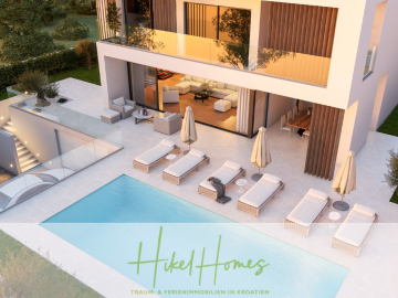 Moderne Villa mit Pool, Liegestühlen, Sonnenschirmen und einem Sitzbereich im Freien. Das Haus hat große Glastüren, einen Balkon und ist von Bäumen umgeben. Der Text lautet "Hikel Homes - Traum- & Ferienimmobilien in Kroatien. - Meerblick – Schlüsselfertige Villa Princ in Seget Vranijca – modernste Technik – 3 SZ