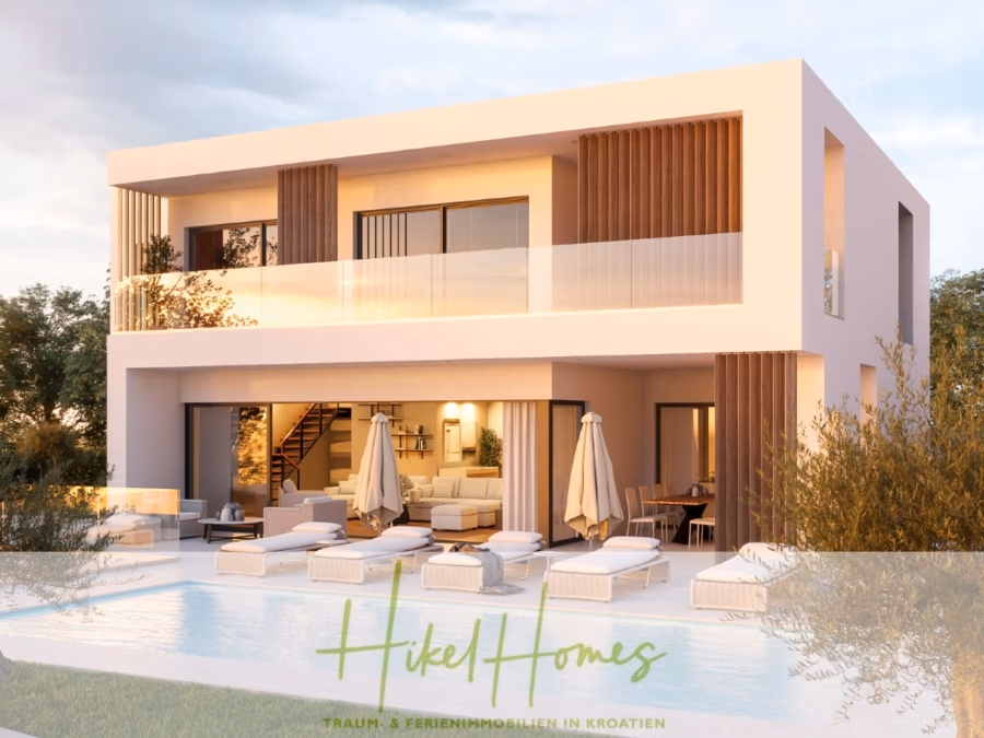 Meerblick – Schlüsselfertige Villa Princ in Seget Vranijca – modernste Technik – 3 SZ - Modernes zweistöckiges Haus mit minimalistischem Design, großen Glasfenstern und Holzakzenten. Es verfügt über einen Außenpool, umgeben von Liegestühlen und Sonnenschirmen. Unten ist der Text „Hikel Homes“ zu sehen. Im Hintergrund ist üppiges Grün zu sehen. (41994)
