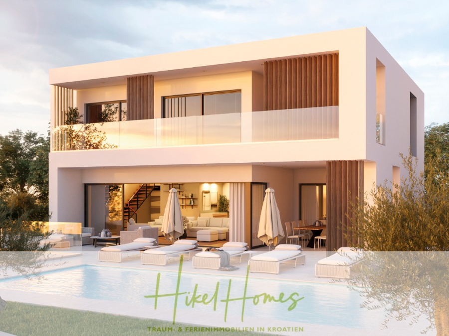 Meerblick – Schlüsselfertige Villa Princ in Seget Vranijca – modernste Technik – 3 SZ - Moderne zweistöckige Villa mit großen Fenstern, Balkonen und einem von Liegestühlen umgebenen Pool. Sonnenschirme und Sitzgelegenheiten im Freien sind sichtbar. Der Text "Hikel Homes" erscheint am unteren Rand. (45476)