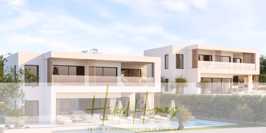 Meerblick – Schlüsselfertige Villa Princ in Seget Vranijca – modernste Technik – 3 SZ - Moderne, zweistöckige weiße Häuser mit großen Fenstern und Balkonen sind unter einem strahlend blauen Himmel zu sehen. Im Vordergrund befinden sich ein kleiner Swimmingpool und ein Garten. Der Text unten lautet: „Hikel Homes Traum & Ferienimmobilien in Kroatien.“. (41997)
