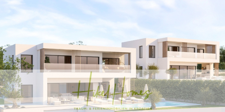 Meerblick – Schlüsselfertige Villa Princ in Seget Vranijca – modernste Technik – 3 SZ - Zwei moderne weiße Villen mit großen Balkonen und Glasgeländern stehen nebeneinander, umgeben von Grünflächen und einem Pool. Das Bild enthält das Logo und den Text: "Hike Homes Traum- & Ferienimmobilien in Kroatien. (45480)