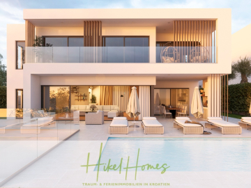 Moderne zweistöckige Villa mit großen Fenstern, Balkonen, Liegestühlen am Pool und Sonnenschirmen. Das Anwesen verfügt über einen Außenpool und stilvolle Sitzgelegenheiten im Freien. Der Text am unteren Rand lautet "Hikel Homes - Traum- & Ferienimmobilien in Kroatien. - Meerblick – Schlüsselfertige Villa Princ in Seget Vranijca – modernste Technik – 3 SZ