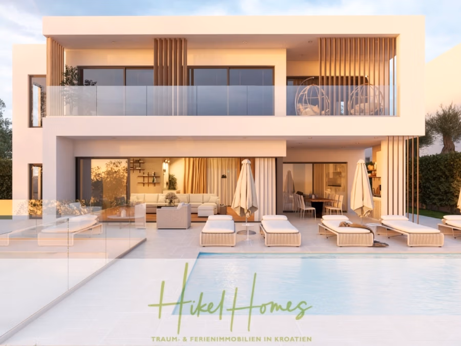 Meerblick – Schlüsselfertige Villa Princ in Seget Vranijca – modernste Technik – 3 SZ - Moderne zweistöckige Villa mit großen Fenstern, großzügiger Terrasse und einem Pool mit Sonnenliegen. Im Obergeschoss befindet sich ein Balkon mit Sitzgelegenheiten. Im Hintergrund ist üppiges Grün zu sehen. Der Text lautet: „Hikel Homes: Traum- & Ferienimmobilien in Kroatien.“. (41993)
