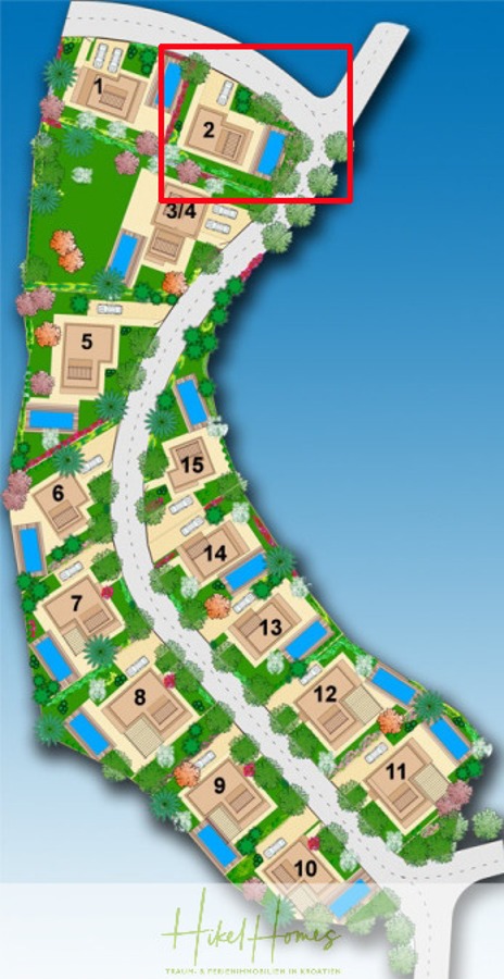 Villa im Mittelmeerstil mit 3 SZ, Pool, Dachterrasse mit Meerblick (2) - Illustrierter Lageplan einer geschwungenen Wohnsiedlung mit 16 nummerierten Parzellen, jede mit Häusern und Landschaftsgestaltung. Einige Grundstücke sind mit "VERKAUFT" gekennzeichnet und zwei Grundstücke sind am Eingang in der Nähe eines blauen Wasserspiels rot umrandet. (45803)