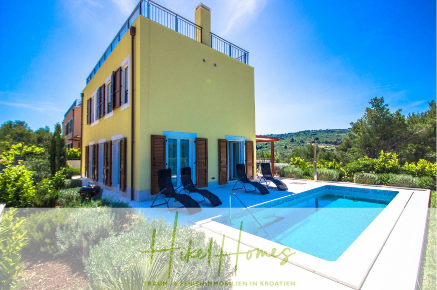 Villa im Mittelmeerstil mit 3 SZ, Pool, Dachterrasse mit Meerblick (2) - Eine moderne gelbe Villa mit hölzernen Fensterläden, einem von Liegestühlen umgebenen Pool und üppigem Grün unter einem strahlend blauen Himmel. Der Text darüber lautet "Heike Homes - Traum Touristik Immobilien in Kroatien". (45780)
