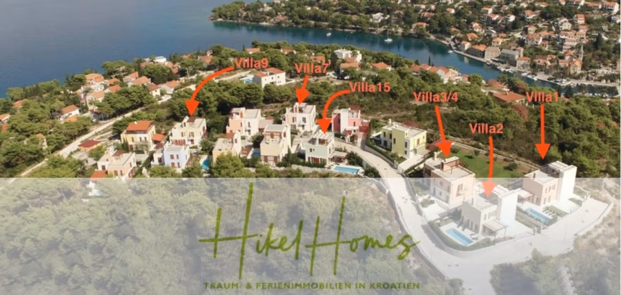Villa im Mittelmeerstil mit 3 SZ, Pool, Dachterrasse mit Meerblick (1) - Luftaufnahme eines Küstendorfes mit beschrifteten Villen, umgeben von Grünflächen und dem Meer. Sieben Villen sind mit Pfeilen markiert: Villa 1, Villa 2, Villa 3/4, Villa 7, Villa 9, Villa 11 und Villa 15. Unten ist der Text „Hikel Homes“ eingeblendet. (40959)