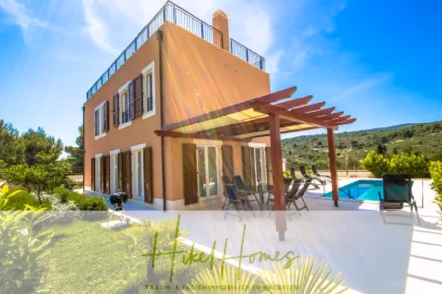 Villa im Mittelmeerstil mit 3 SZ, Pool, Dachterrasse mit Meerblick (1) - Ein zweistöckiges, beiges Haus mit Holzfensterläden ist von üppigem Grün umgeben. Es verfügt über eine mit einer Pergola überdachte Terrasse mit Stühlen, einem Grill und einem blauen Swimmingpool. Der Himmel ist klar und sonnig und wirft helles Licht und Lichtreflexe über die Szene. (40945)