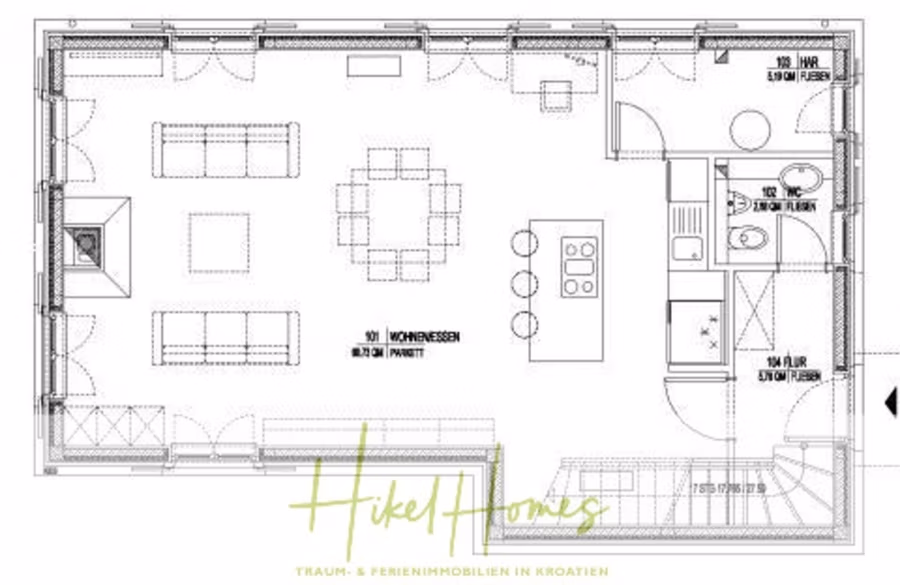Villa im Mittelmeerstil mit 3 SZ, Pool, Dachterrasse mit Meerblick (1) - Grundriss eines offenen Wohn- und Essbereichs mit rechteckigem Tisch und Sofa, angrenzend an die Küche. Inklusive Badezimmer, Flur, Treppe und detaillierten Maßangaben. „Hikel Homes“-Logo unten. (40956)