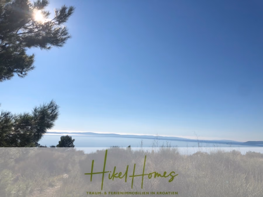 Absolute Alleinlage mit Blick auf Meer, Insel Brac und Split – 511m² auf über 3100m² Grundstück - Eine ruhige Küstenlandschaft in Kroatien mit klarem, blauem Himmel, niedrigen Bergen in der Ferne und ruhigem Meer. Links steht eine Kiefer, im Vordergrund Büsche. Der Text unten lautet: „Hike Homes – Traum- & Ferienimmobilien in Kroatien.“. (43242)